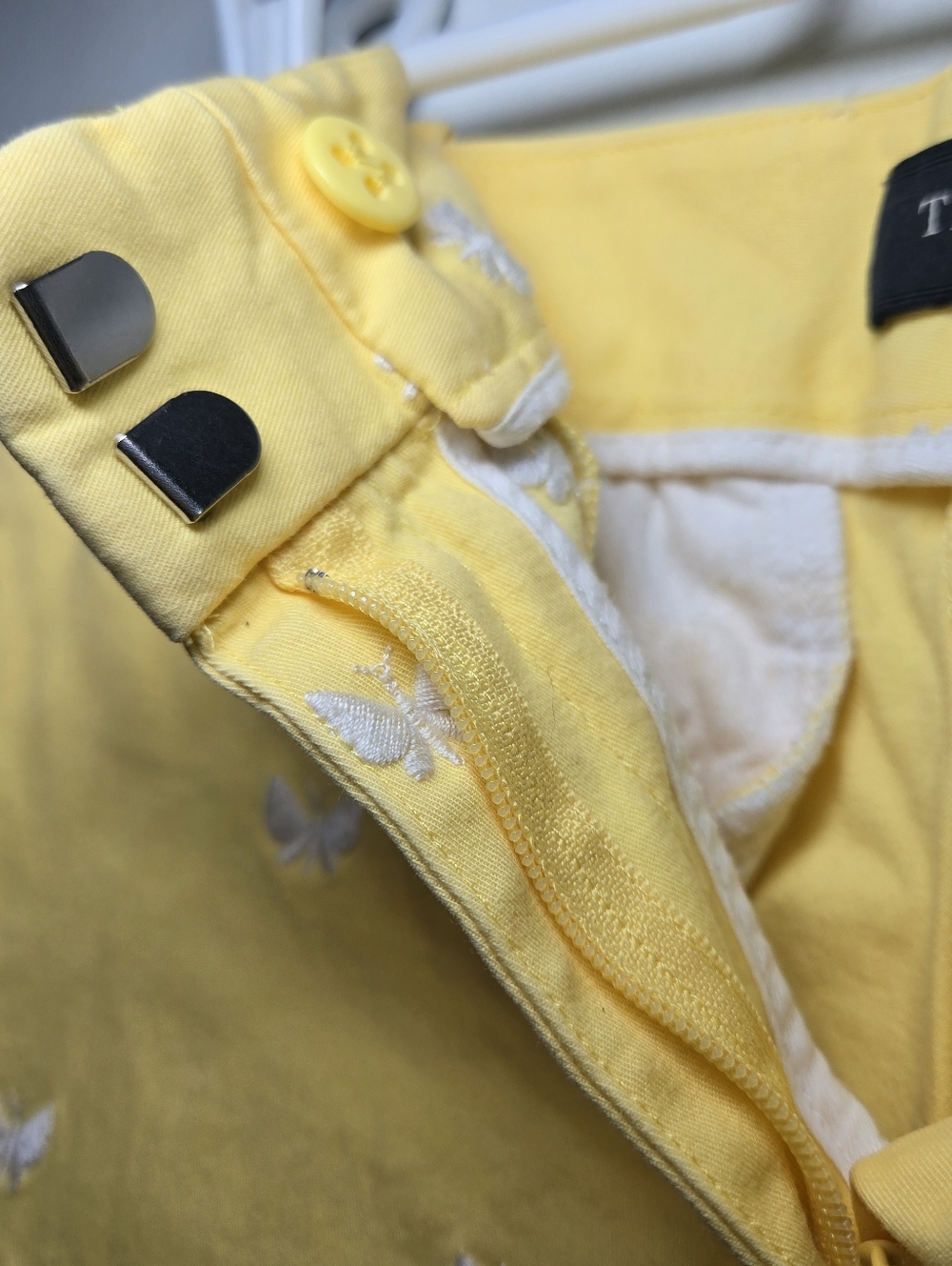 Womens Talbots Petites Size 6p Yellow Twil Shorts Embroidered White Butterflies - Picture 4 of 4
